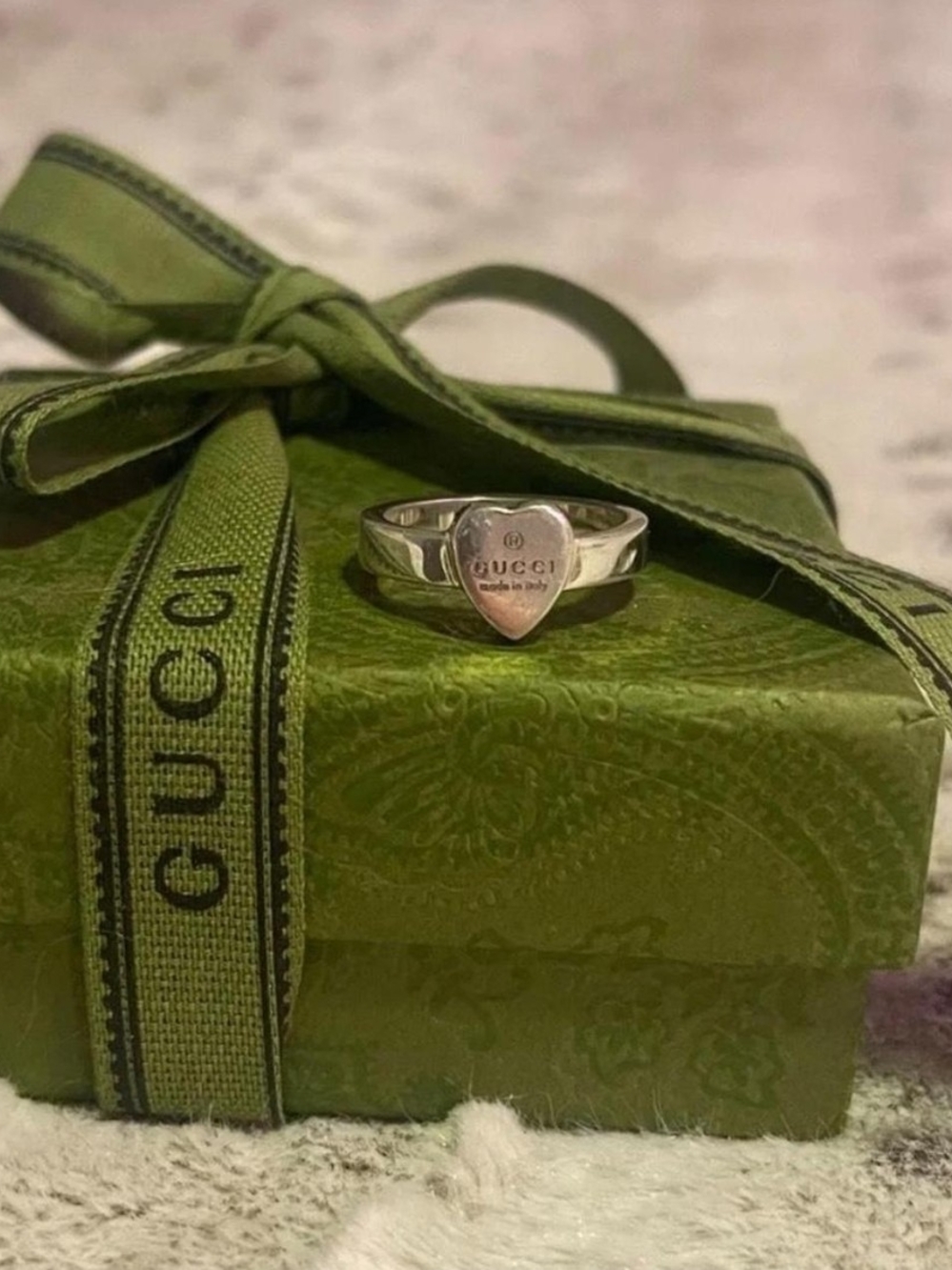 Gucci Silver Heart Logo Ring on Green Gift Box Without The Engrave Gucci Ribbon.